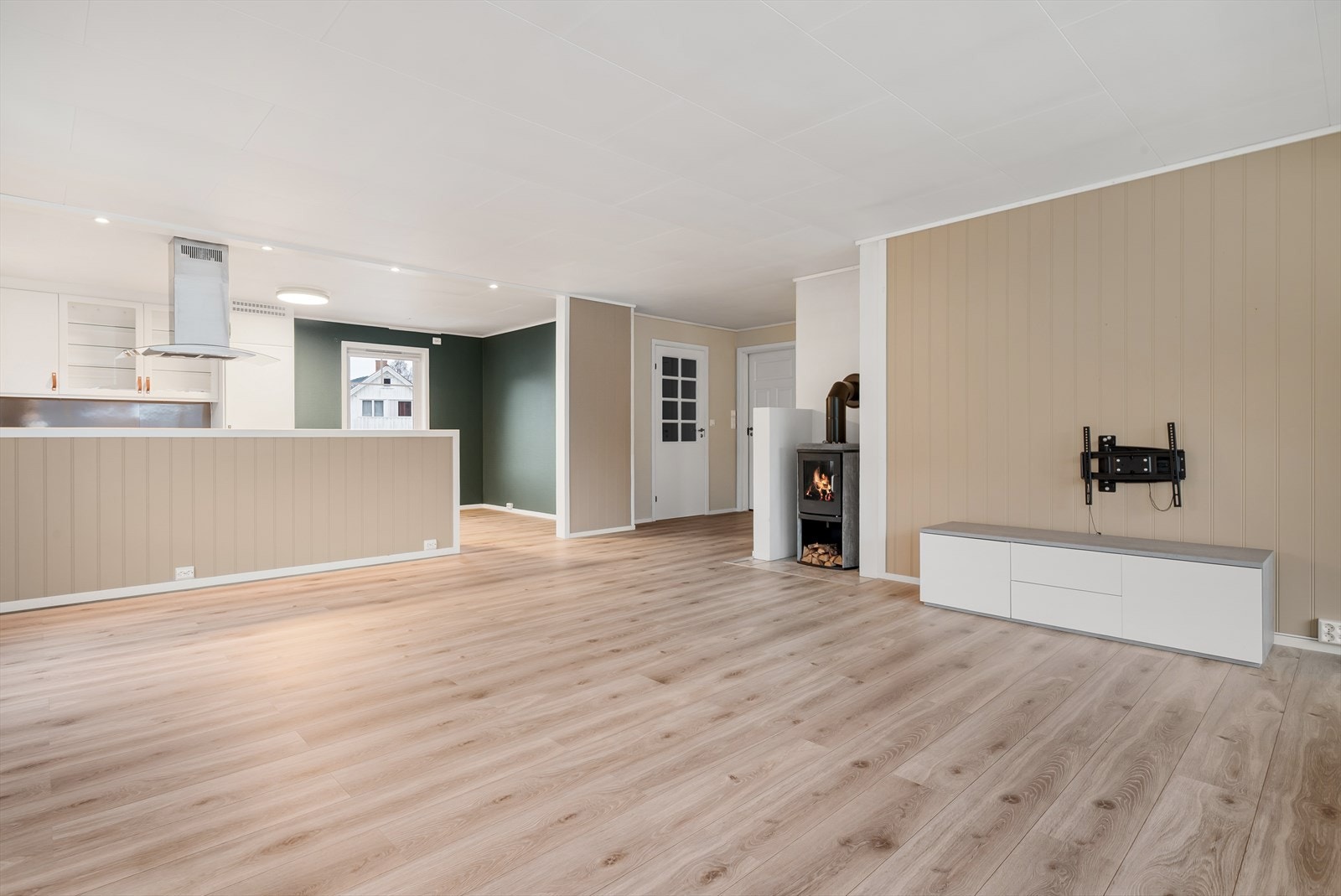 I stua er det montert både vedovn og varmepumpe. Varmepumpa bidrar til jevn og behagelig innetemperatur året rundt. Galleribilde