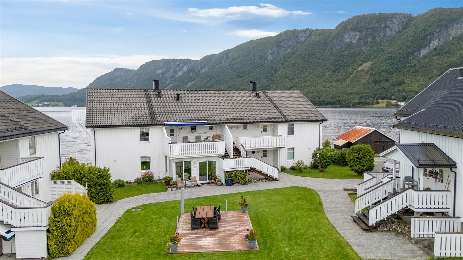 Leiligheten er en del av Stretet boligsameie som består av 10 eierseksjoner. Fellesområdet utendørs er pent og ryddig opparbeidet med trivelige grøntarealer og steinlagte internveier. Galleribilde