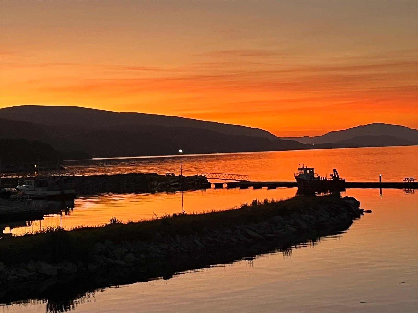 Stemningsbilde fra selger viser utsikten til solnedgangen fra verandaen. Galleribilde