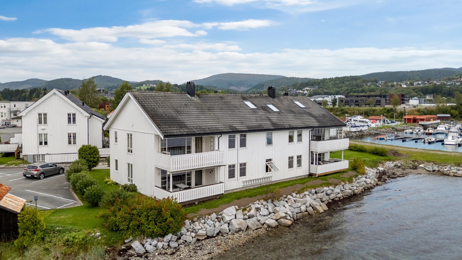Her bor du med fantastisk utsikt utover Hemnfjorden og gode solforhold. Galleribilde