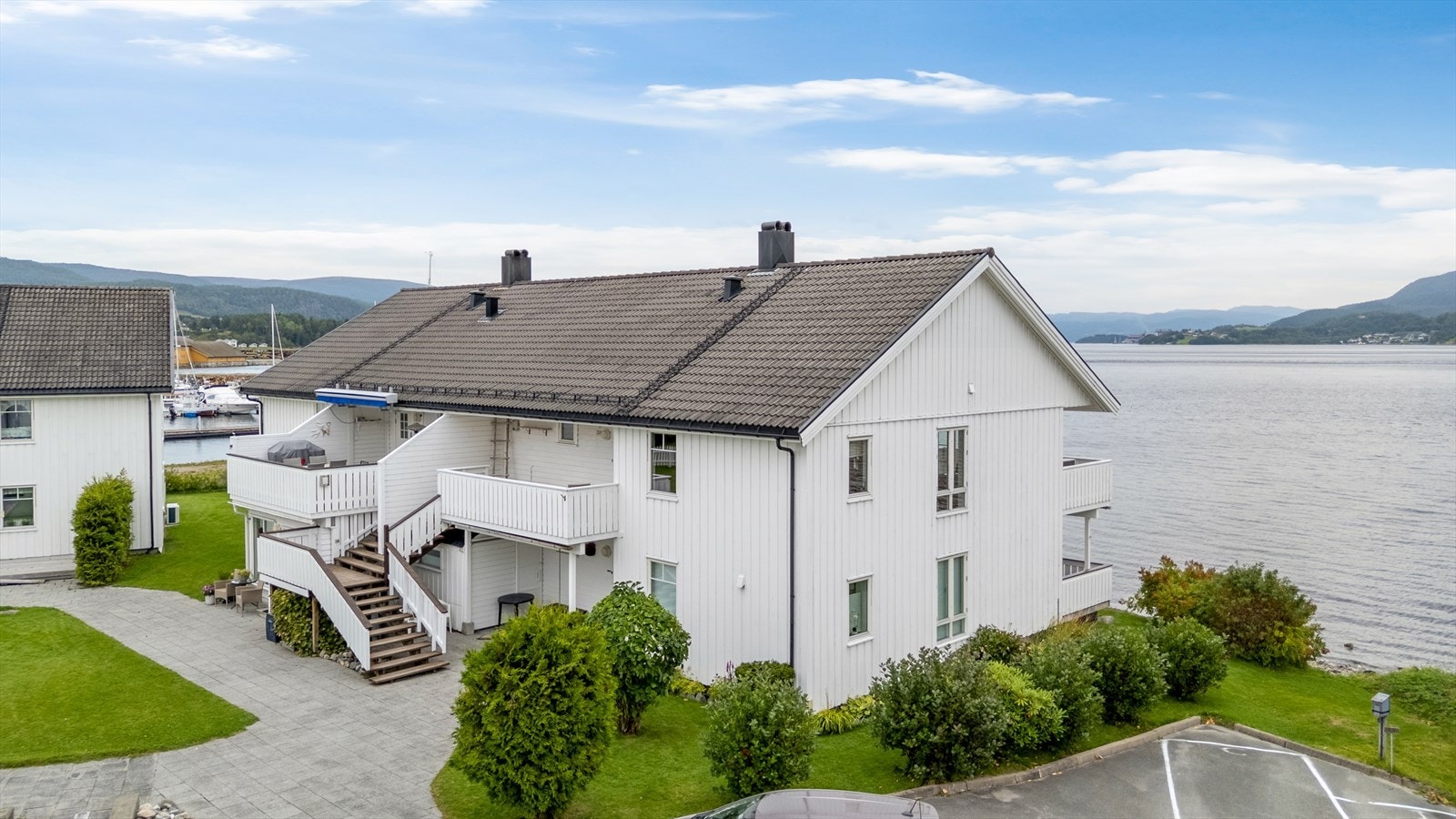 Leiligheten ligger i 2.etasje og har veranda både ved inngangsparti og ut mot sjøen. Galleribilde