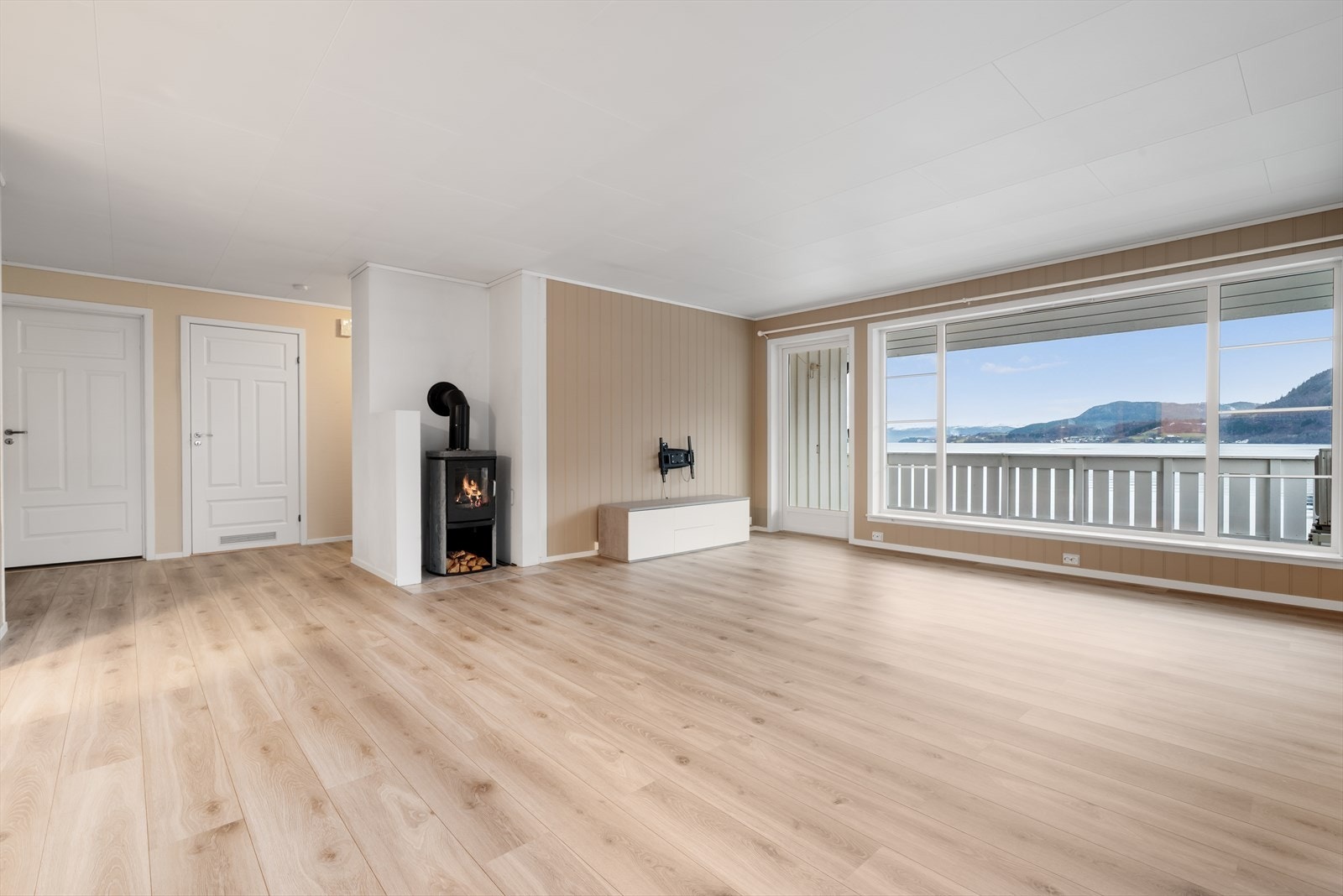 Lys og trivelig stue med god plass for flere møbleringssoner. Kjøkken og stue ble pusset opp i 2018. Galleribilde