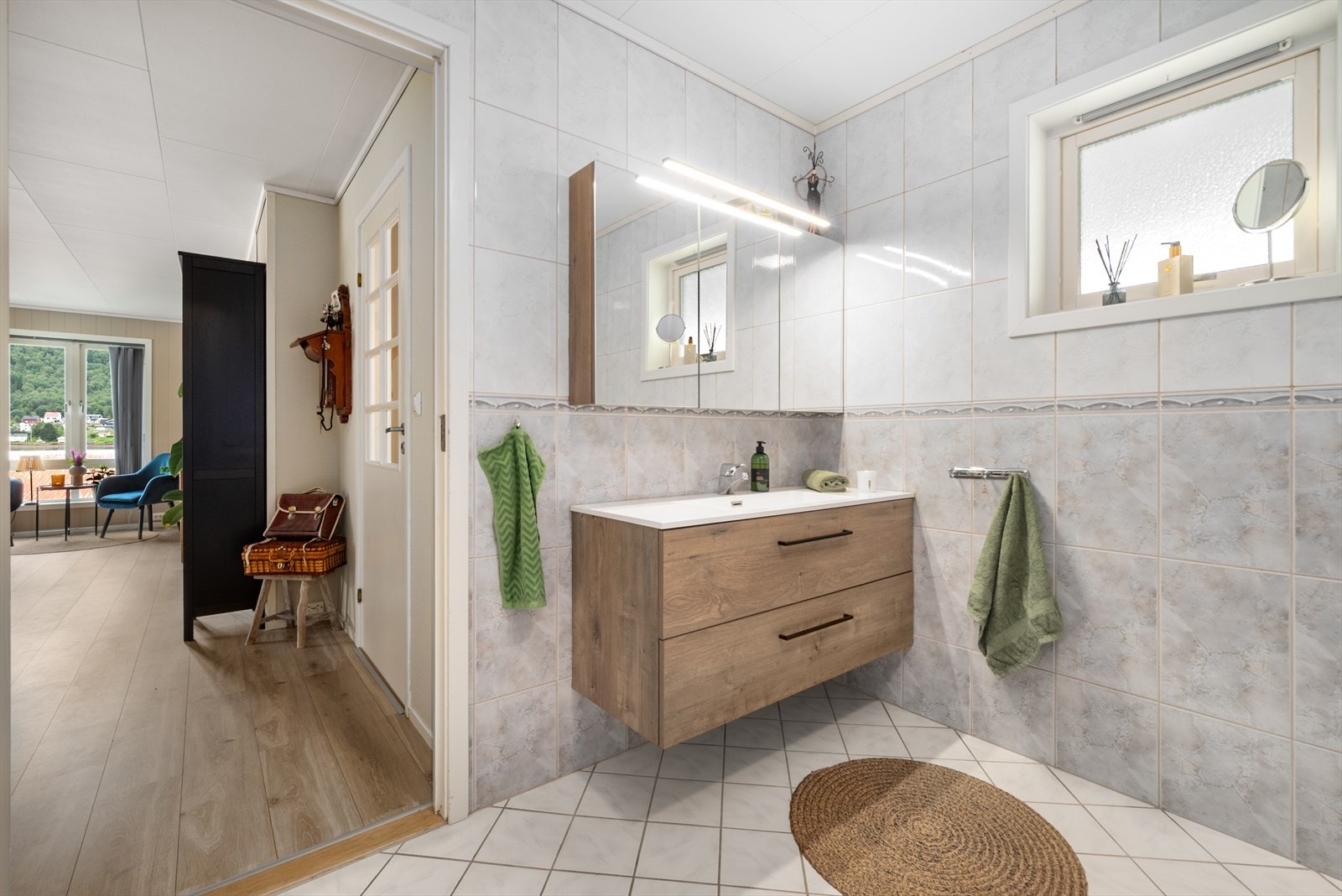 Badet har flislagt gulv med behagelig gulvvarme. Galleribilde