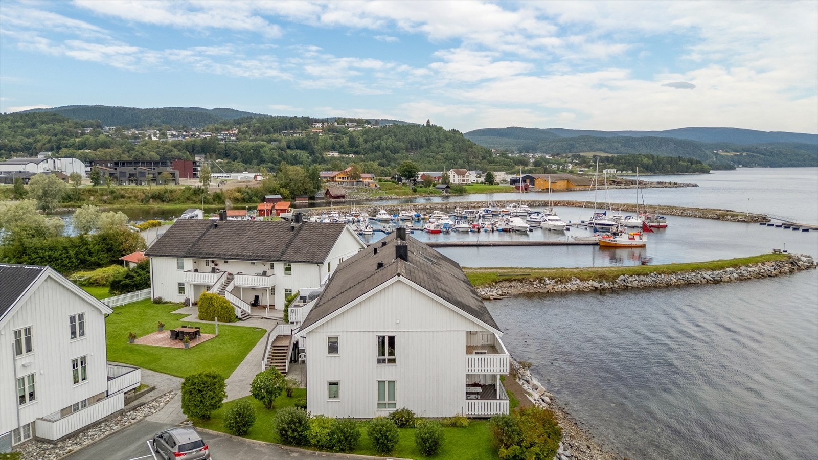 Her bor du med umiddelbar nærhet til fine friluftsområder ved sjøen. Galleribilde