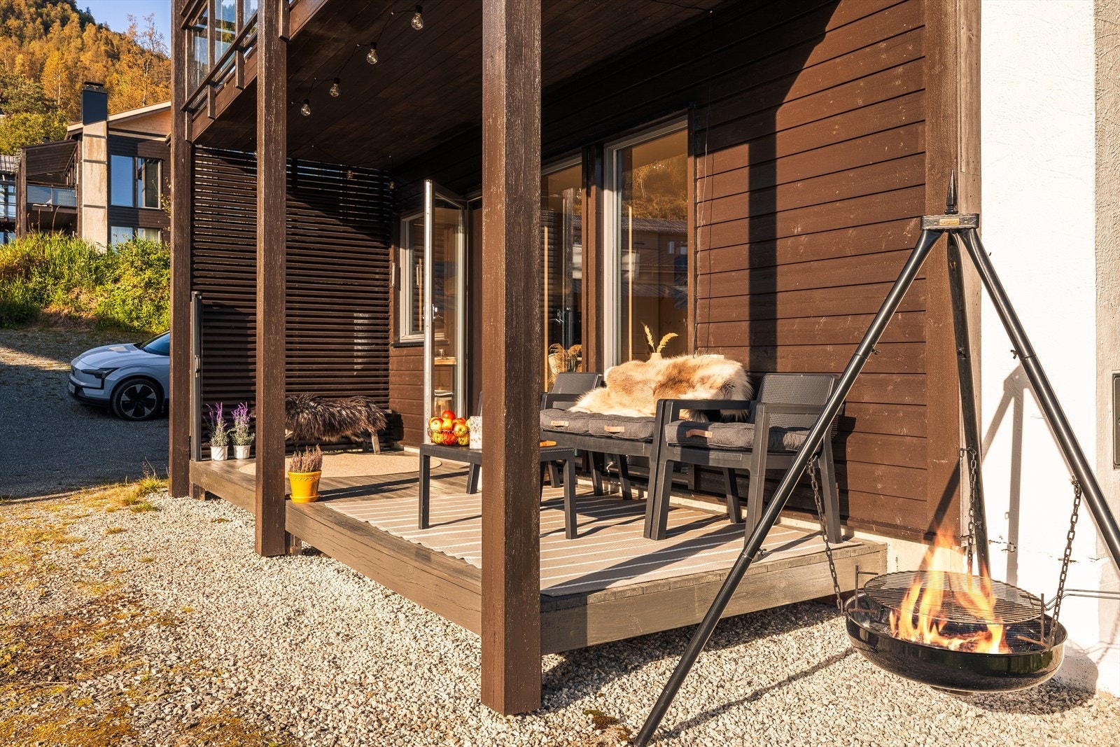 Overbygget terrasse - god plass til å oppbevare utemøbler tørt Galleribilde