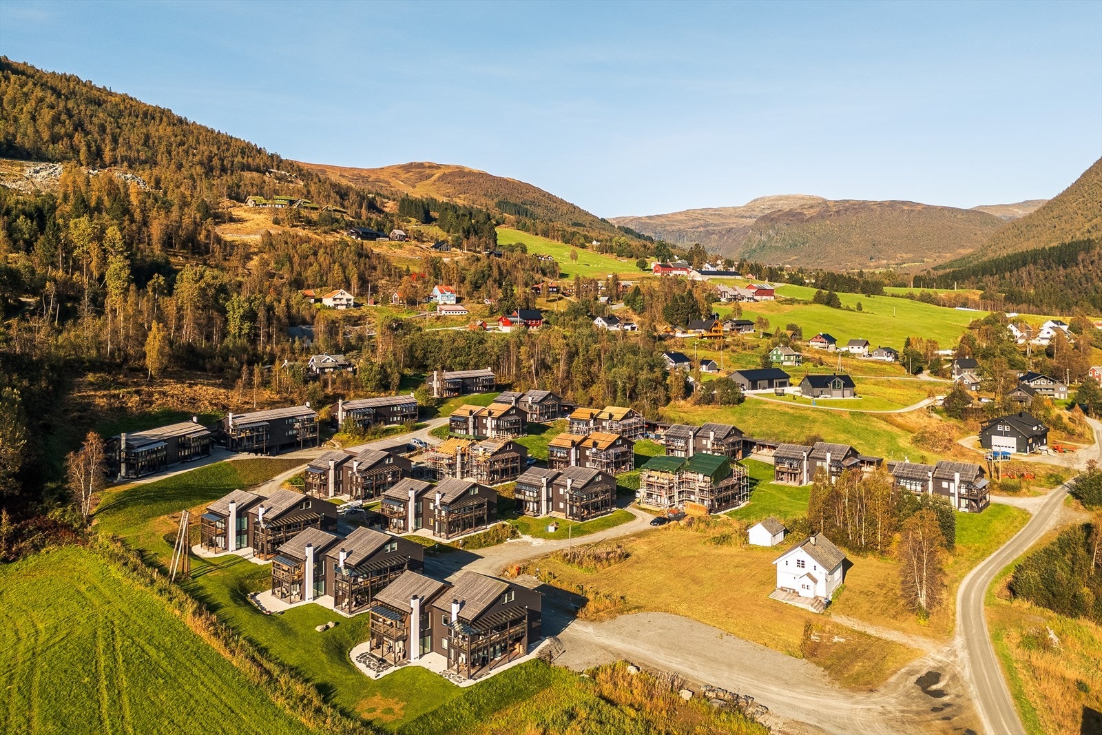 Her har du fantastiske muligheter for friluftsliv med flotte turstier rett utenfor døren Galleribilde