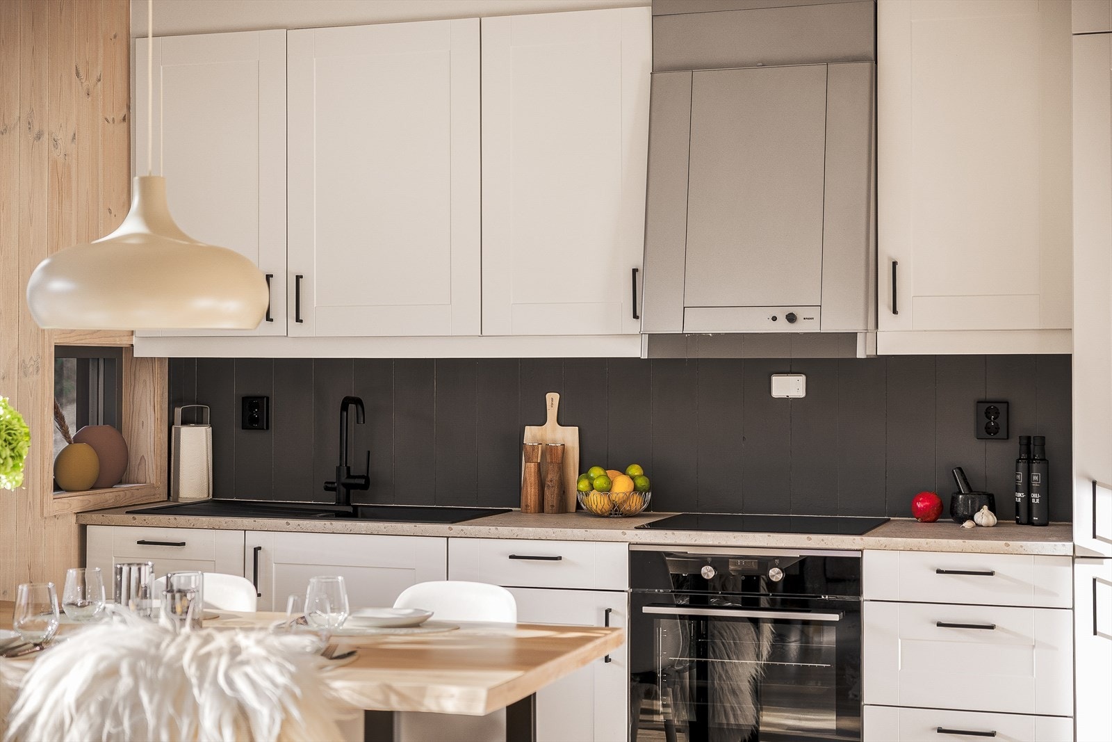 Ny benkeplate fra Sigdal, ny stekeovn og platetopp samt ny svart vask og armatur. Resten av kjøkkenet er fra Designa Galleribilde