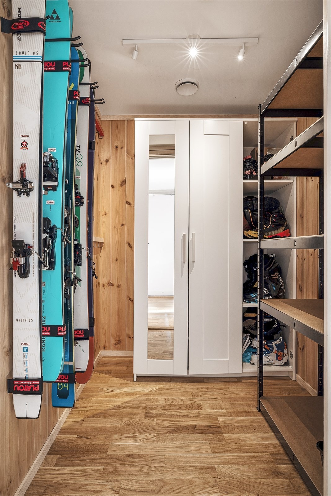 En innvendig bod i leiligheten gir gode oppbevaringsmuligheter Galleribilde