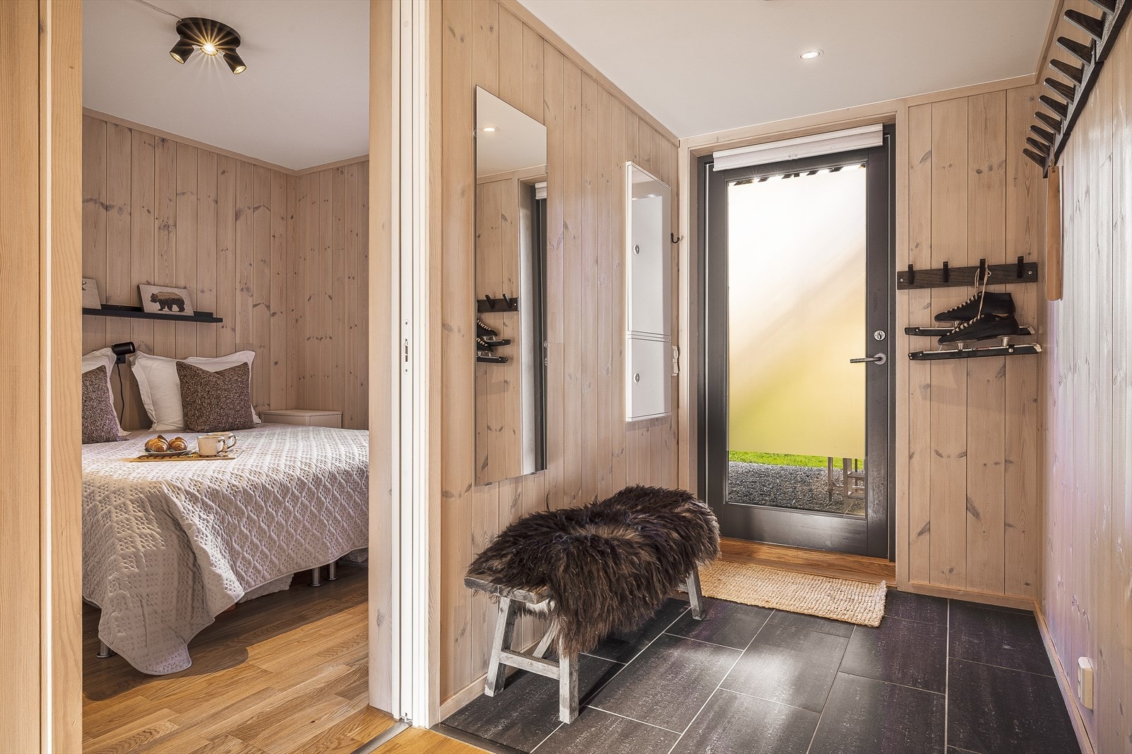 Romslig entré med flislagt gulv og vannbåren gulvvarme Galleribilde