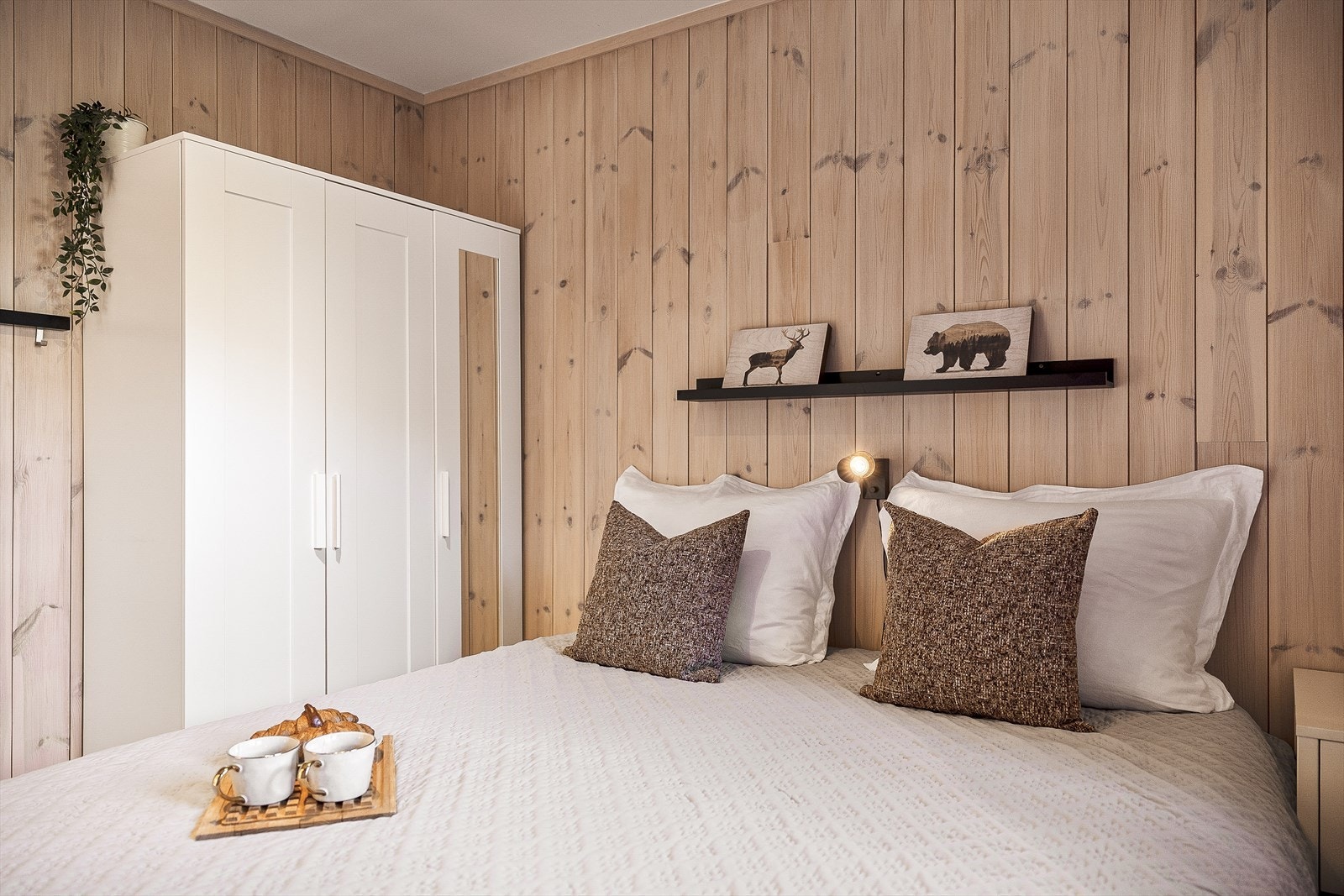 Begge soverom har parkett på gulvet og trepanel på veggene Galleribilde