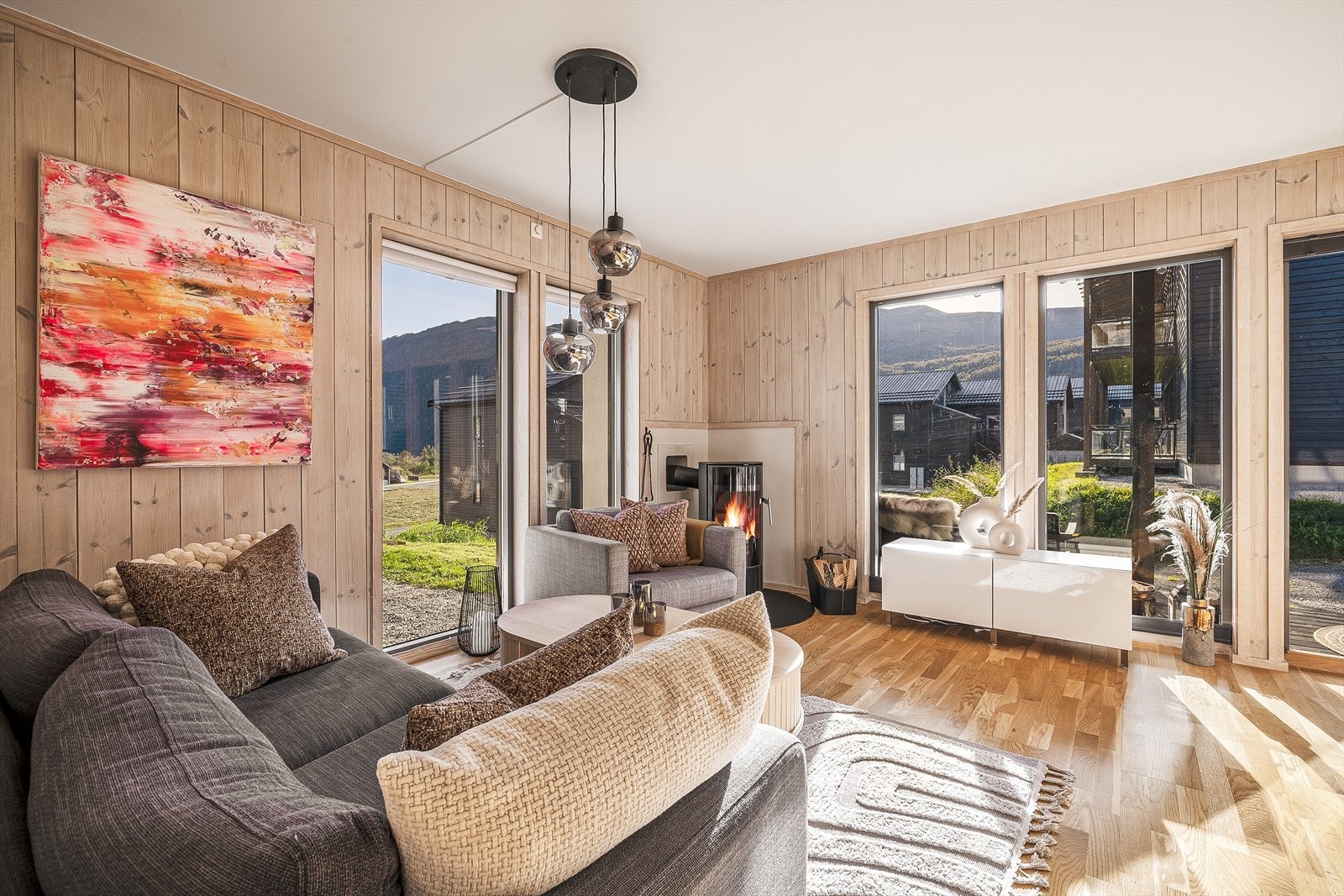 Store vindusflater slipper det naturlige lyset inn Galleribilde