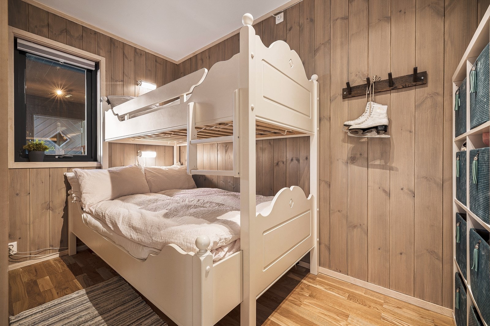 Gjestesoverom med god plass til familiekøyeseng og oppbevaring Galleribilde