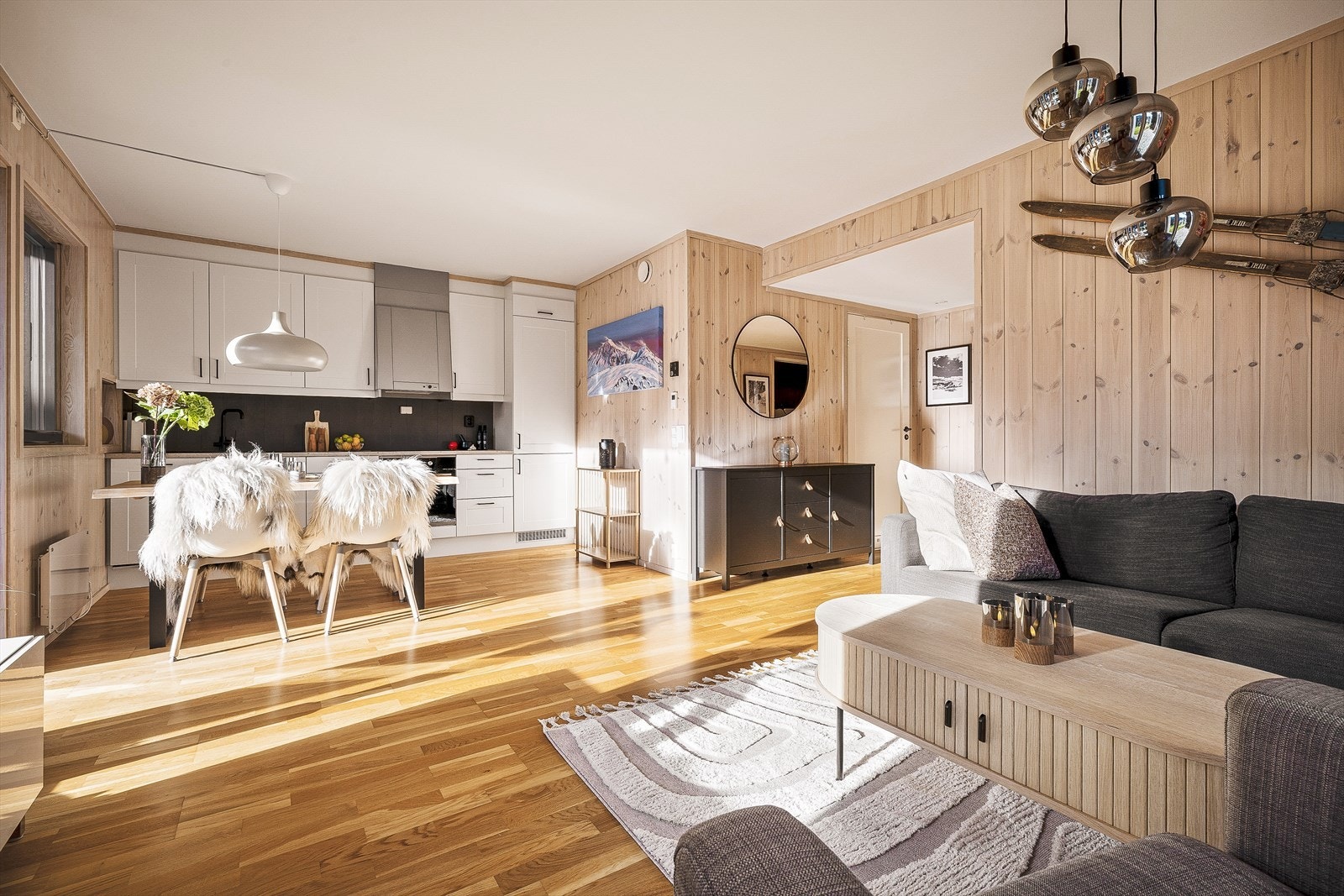 Den åpne og romslige stuen har god atmosfære Galleribilde