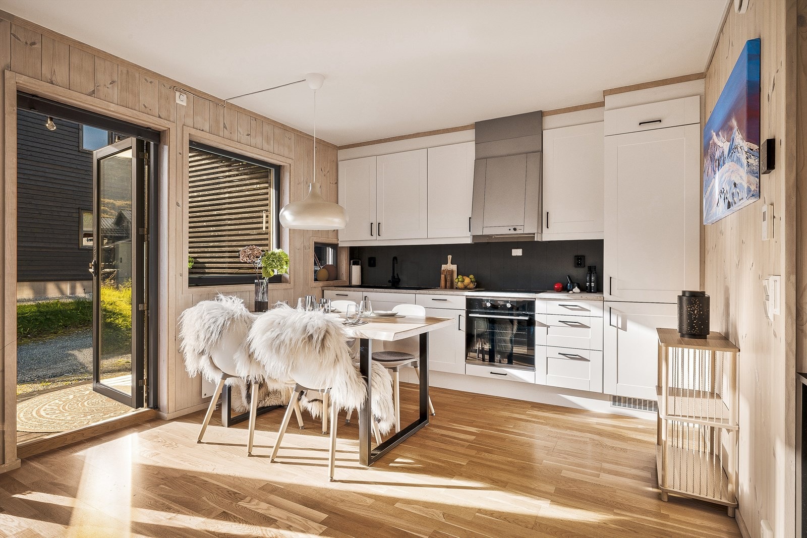 Fra stue/kjøkken er det utgang til overbygget terrasse Galleribilde