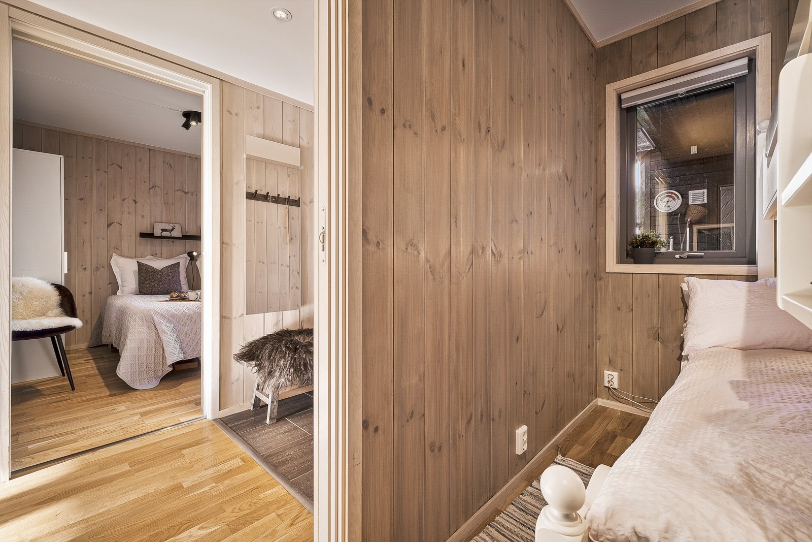 Leiligheten har to trivelige soverom som begge er tilgjengelige fra entréen Galleribilde