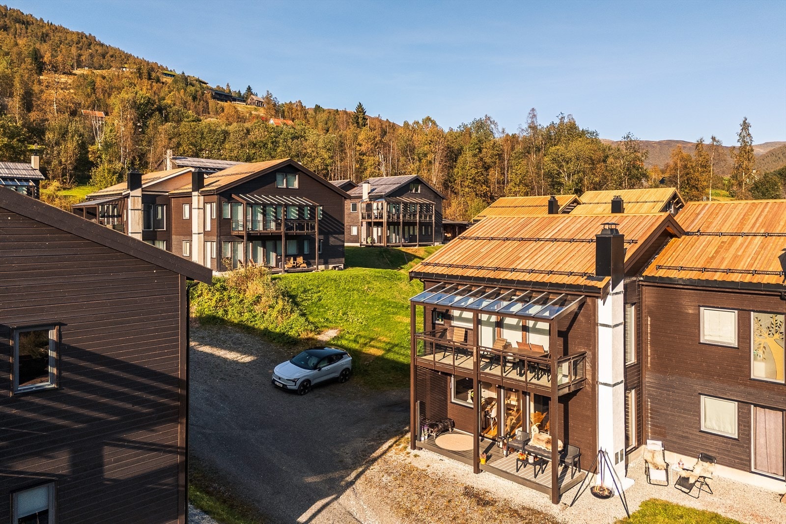 Det er carport med mulighet for elbillading, samt biloppstillingsplass på fellesområdet Galleribilde