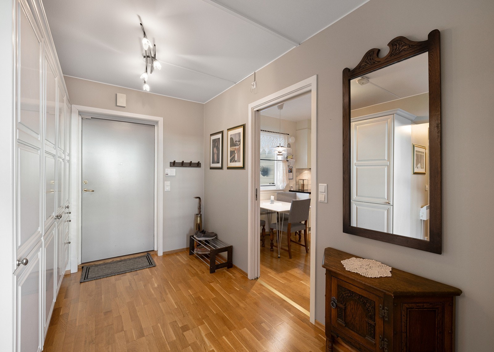 I tilknytning til entreen er det en bod som gir praktisk og romslig oppbevaringsplass. Galleribilde