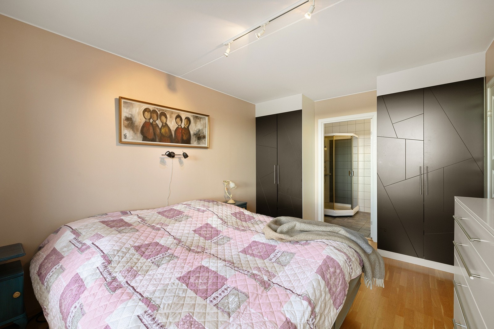 Soverommet ligger i tilknytning til badet, som skaper en privat og komfortabel suitesfølelse. Galleribilde