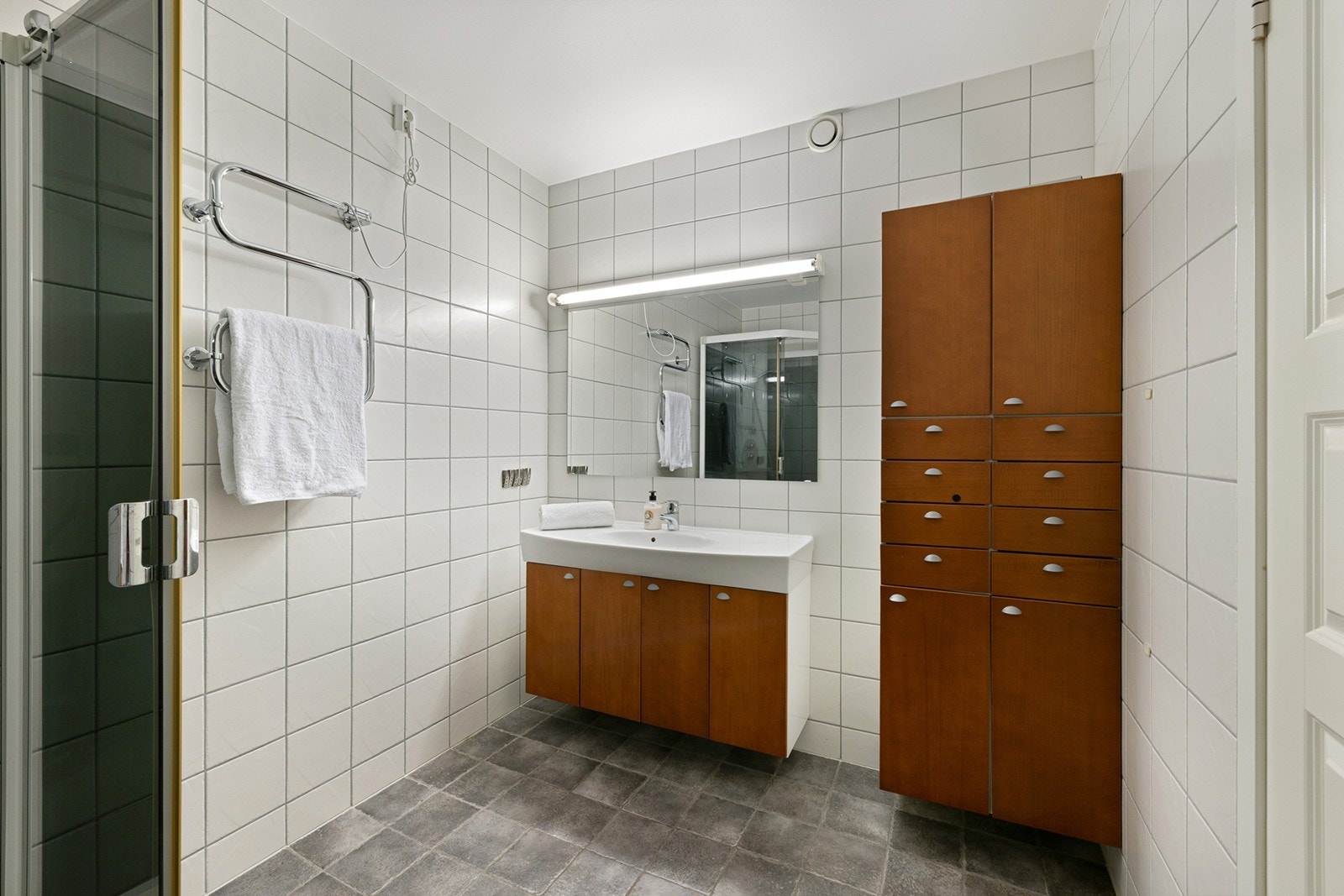 Bad 2- Romslig bad med flislagte overflater og komfortabel gulvvarme, plassert i direkte tilknytning til hovedsoverommet. Galleribilde