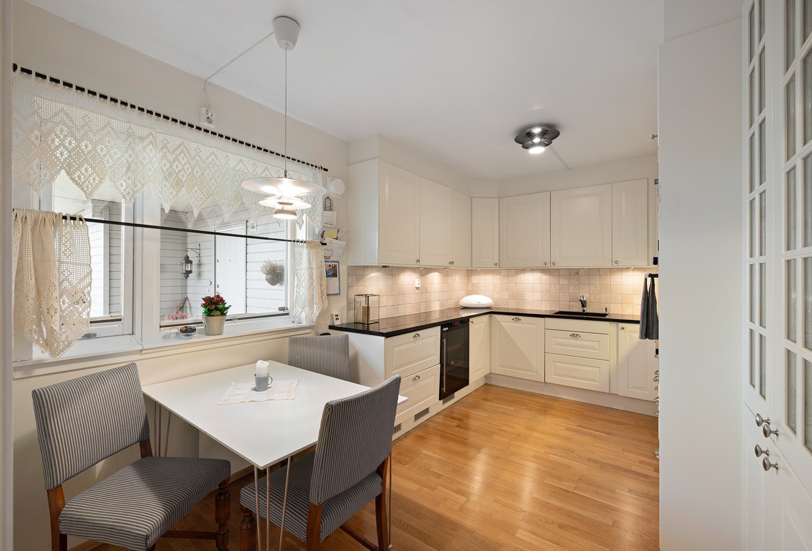 Lyst og trivelig kjøkken med klassiske fronter og stein benkeplate, samt god benkeplass og rikelig med skapplass. Galleribilde