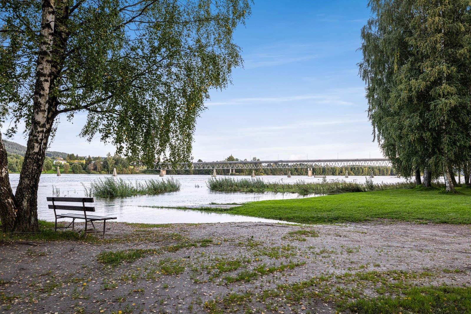 Fetsund Lenser er et nasjonalt kulturminne, fløtningsmuseum og våtmarkssenter ved Glommas utløp i Øyeren ved Fetsund i Lillestrøm kommune. Galleribilde