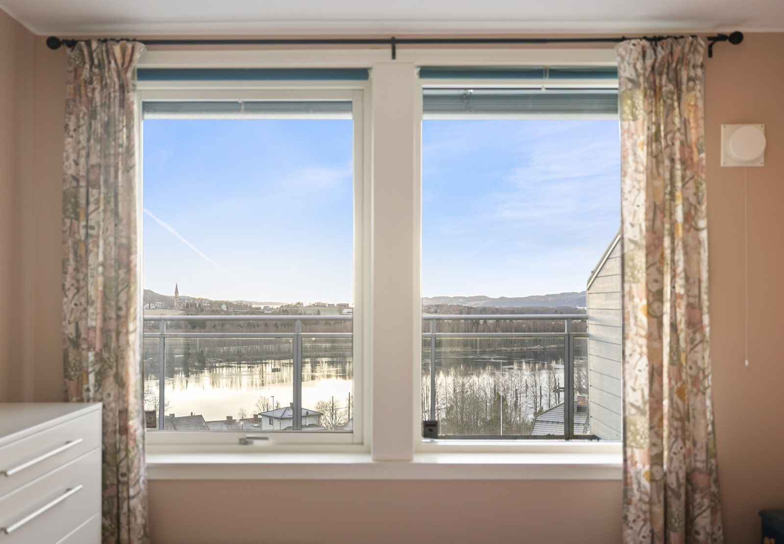 De store vindusflatene gir rikelig med naturlig lys og en vakker utsikt som løfter rommet og gir en harmonisk atmosfære. Galleribilde