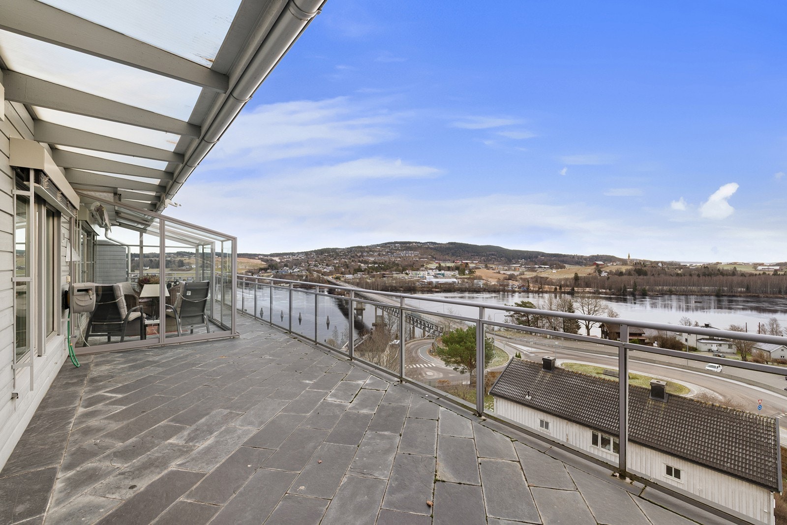 Leiligheten har en fantastisk, flislagt terrasse på ca. 48 m², hvor ca. 10 m² er innglasset. Galleribilde