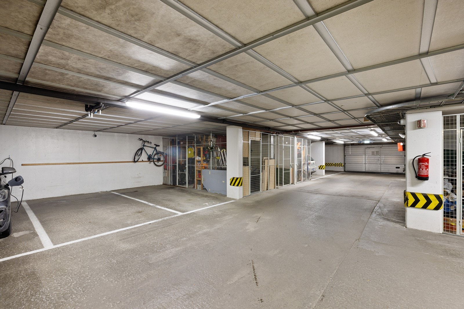 Til leiligheten medfølger to garasjeplasser i felles garasjeanlegg, noe som sikrer komfortabel og trygg parkering året rundt. Galleribilde