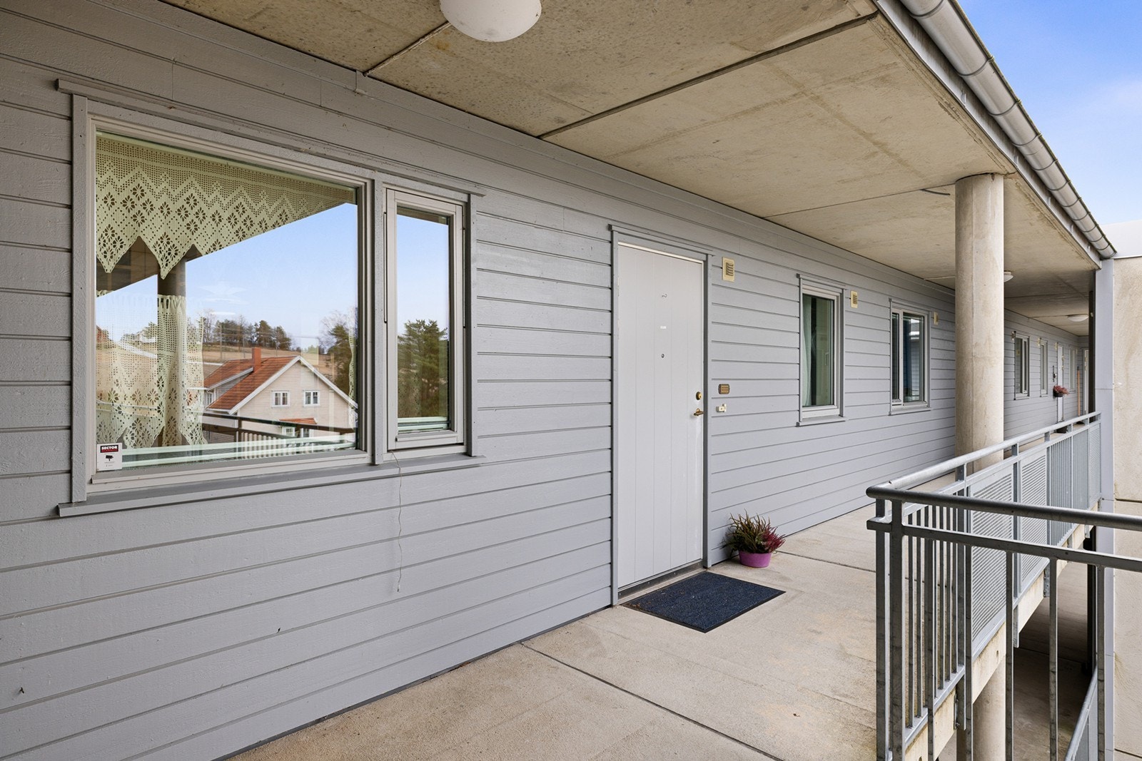 Leiligheten har en fin beliggenhet i fjerde etasje med heis, og har et pent og overbygd inngangsparti med god plass foran døren og trivelig adkomst til leiligheten. Galleribilde