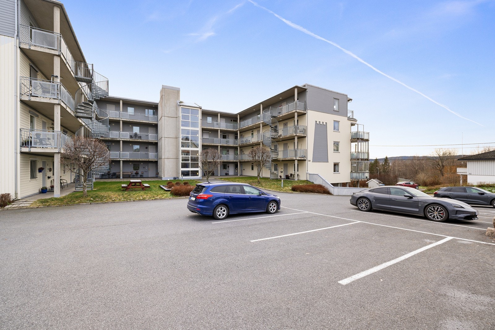 Fellesområdet er pent opparbeidet med grøntarealer, trær, sittegrupper, diverse beplantning og gruslagte internveier. Galleribilde