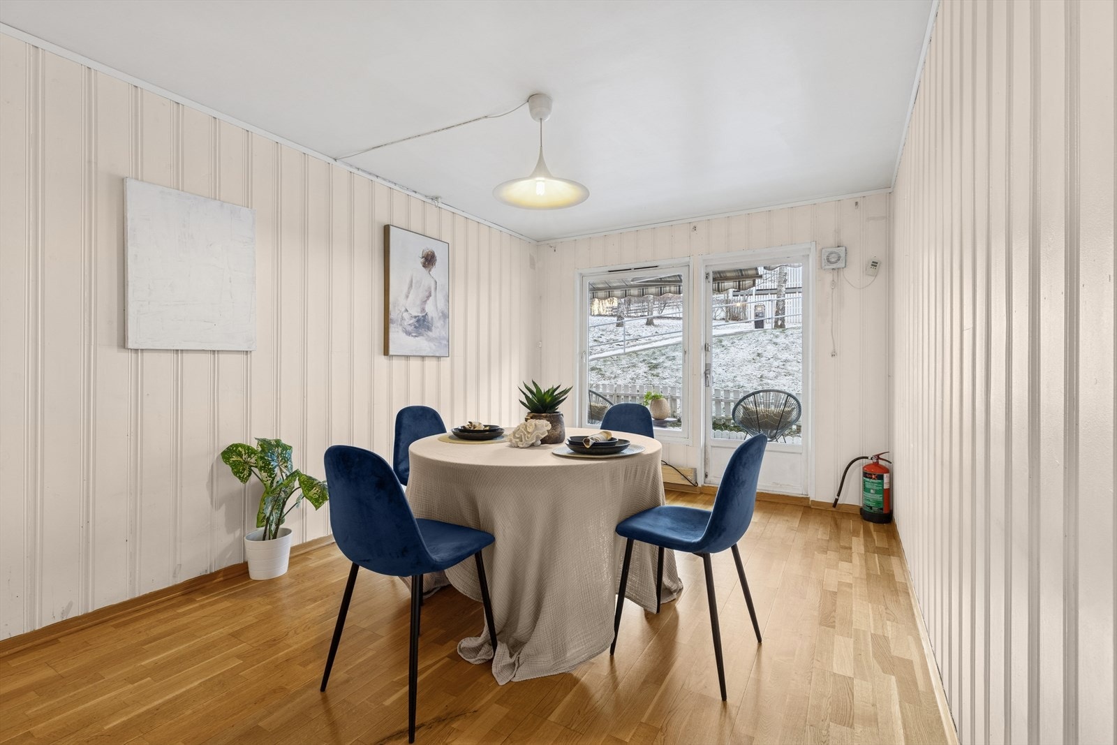 Rommets utforming skaper en naturlig og hyggelig sone for en spisestue. Galleribilde