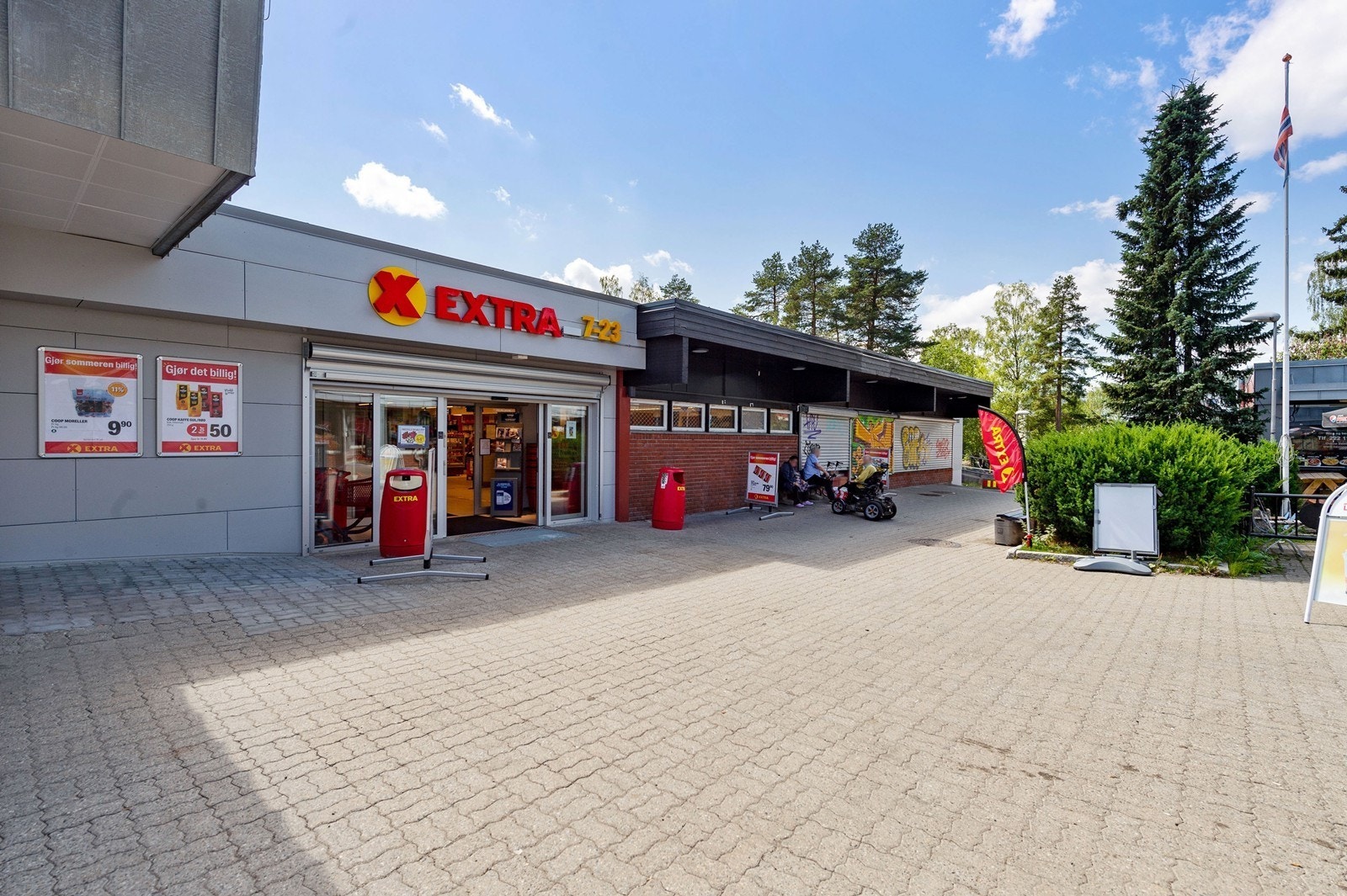 Vestlitorget og T-bane er ca. 5 min unna, og tilbyr dagligvarehandel på Kiwi og Coop Extra Vestli (ca. 6 min gange), apotek, frisør og legetjenester. Galleribilde