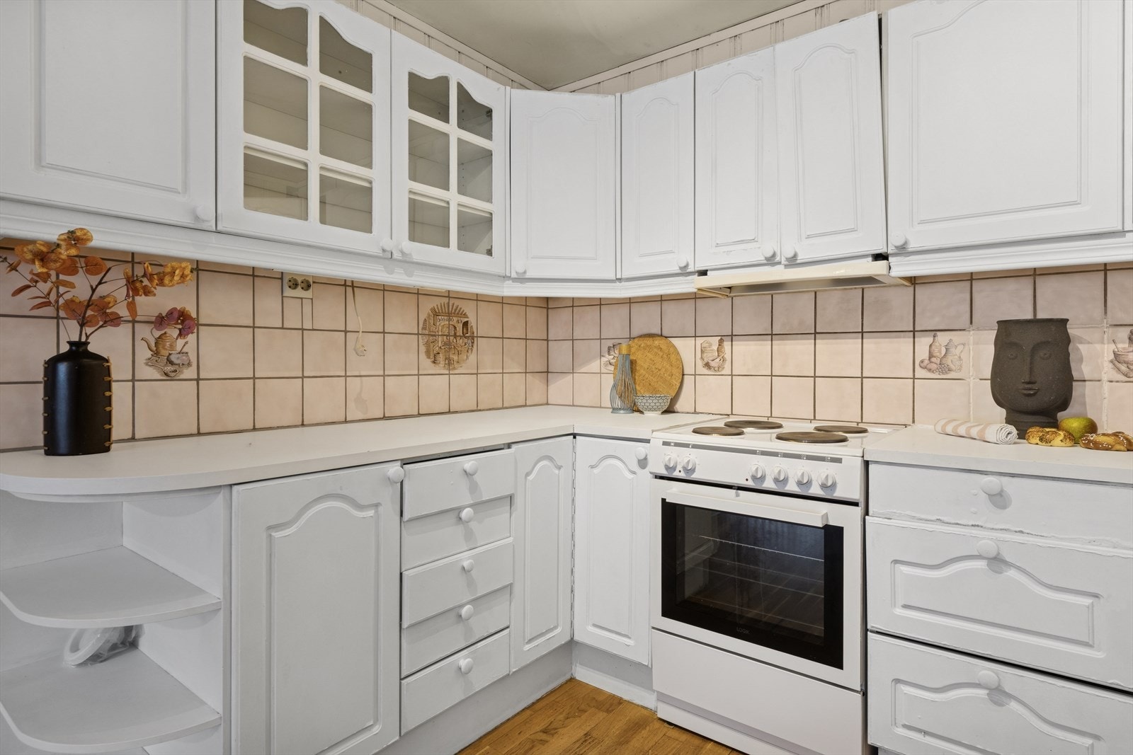 Kjøkkenet holder en eldre standard og har behov for oppgraderinger men byr på mye potensiale. Galleribilde