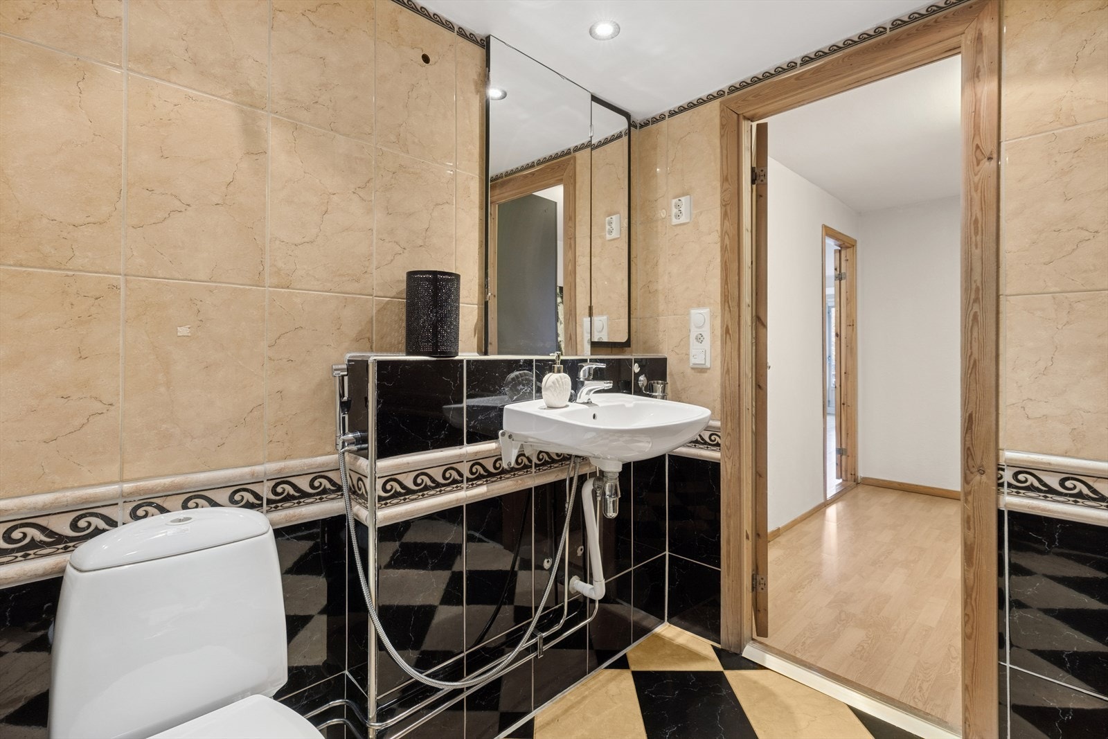 A.Konto varmtvann er inkludert i felleskostnader. Galleribilde