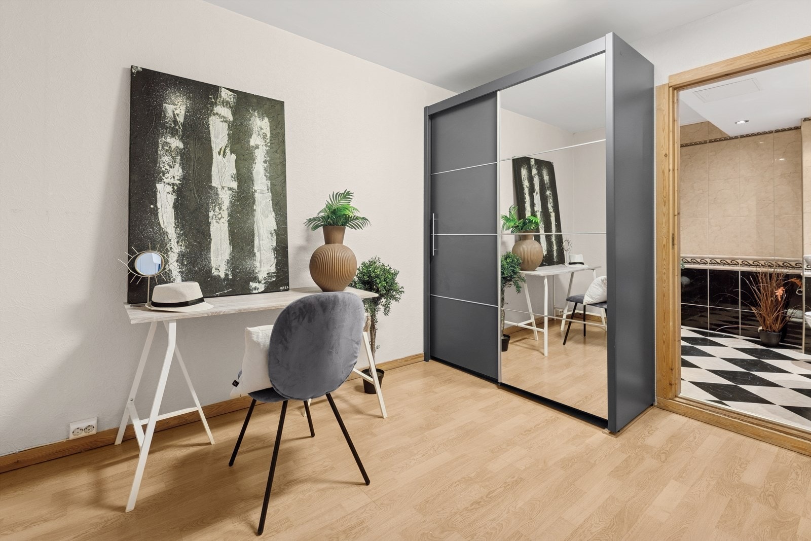 Det er også en praktisk bod ved stuen. Her er det anledning for ekstra oppbevaring eller innredning av hjemmekontor. Galleribilde