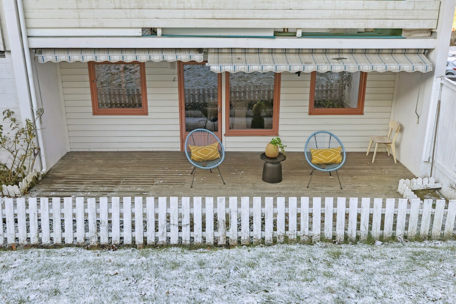Terrassen på 21 m² vender mot sørøst og fanger morgensolen - et perfekt sted å starte dagen med frokost eller kaffe i rolige omgivelser. Galleribilde