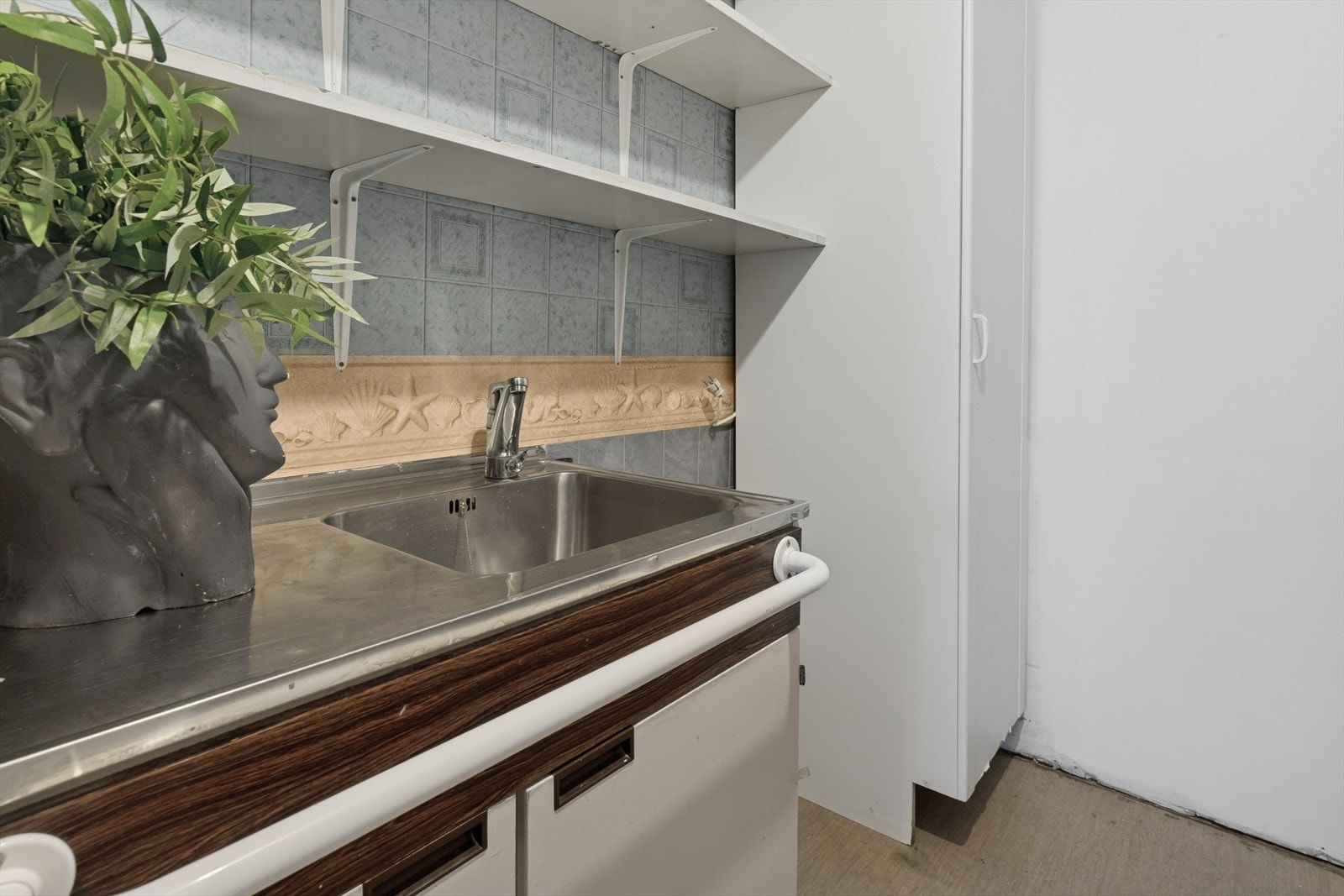 I tilknytning til kjøkkenet ligger et grovkjøkken som også fungerer som vaskerom, med opplegg for vaskemaskin. Galleribilde