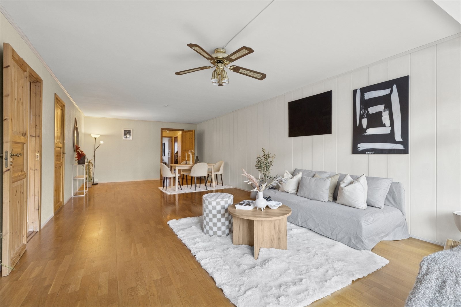 Store vindusflater slipper inn rikelig dagslys og bidrar til en lys og luftig atmosfære. Galleribilde