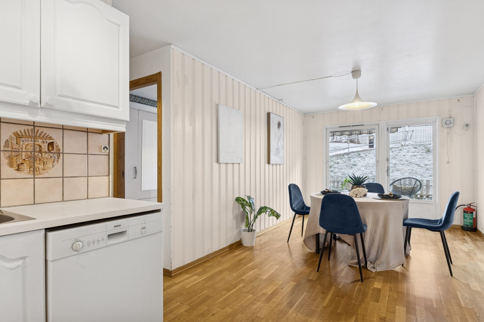 Store vinduer gir god lysinnfall til spiseområdet. Galleribilde