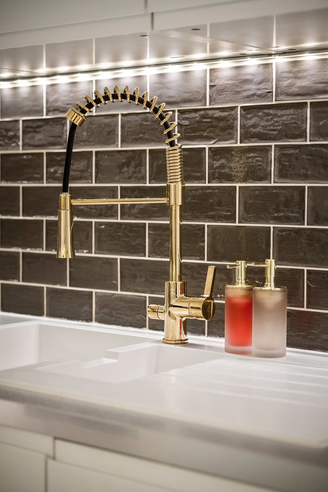 Moderne armatur og nedfelt oppvaskkum i laminat benkeplate. Galleribilde