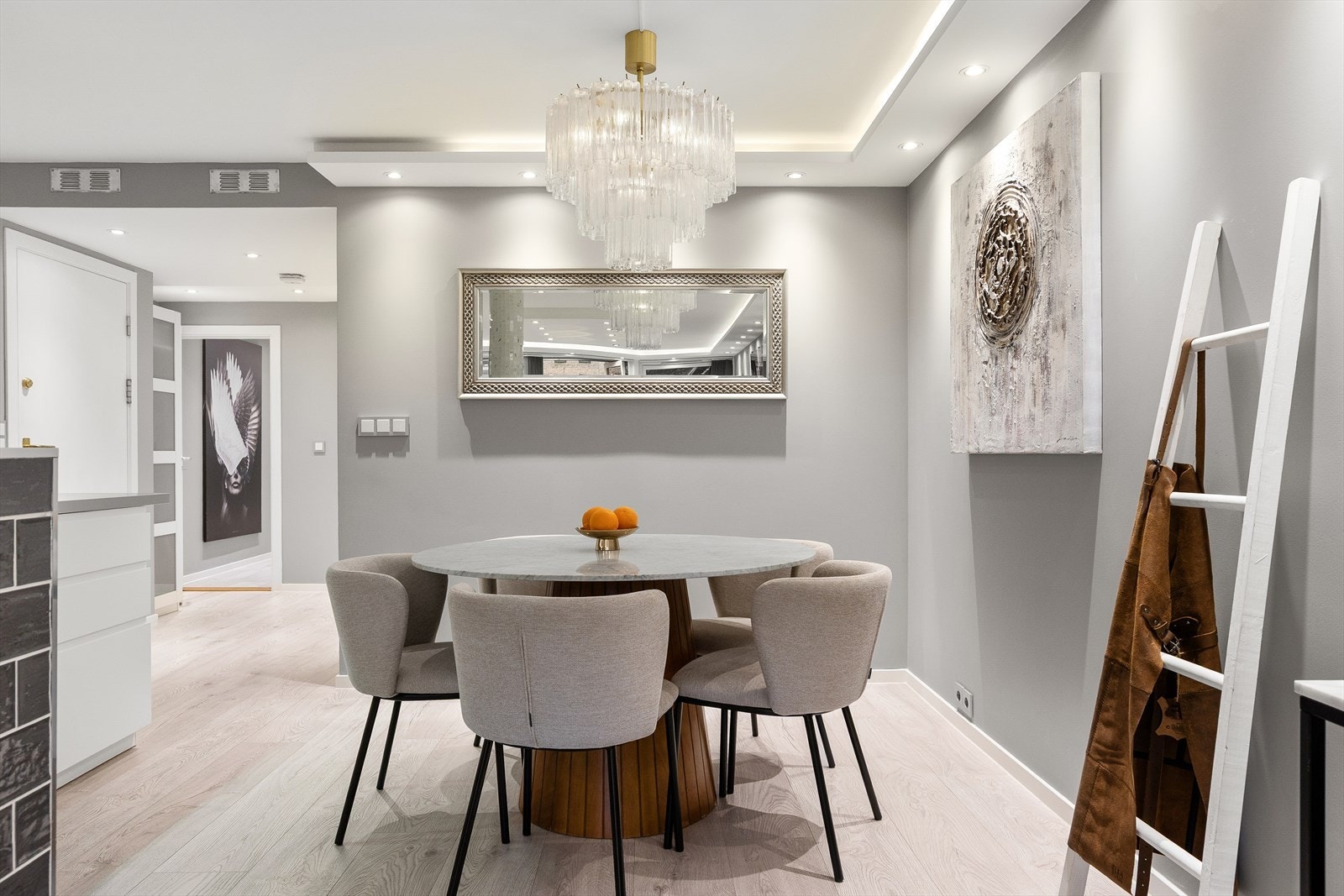 Rommet er lyst og luftig, med god plass til både møbler og dekor. Galleribilde