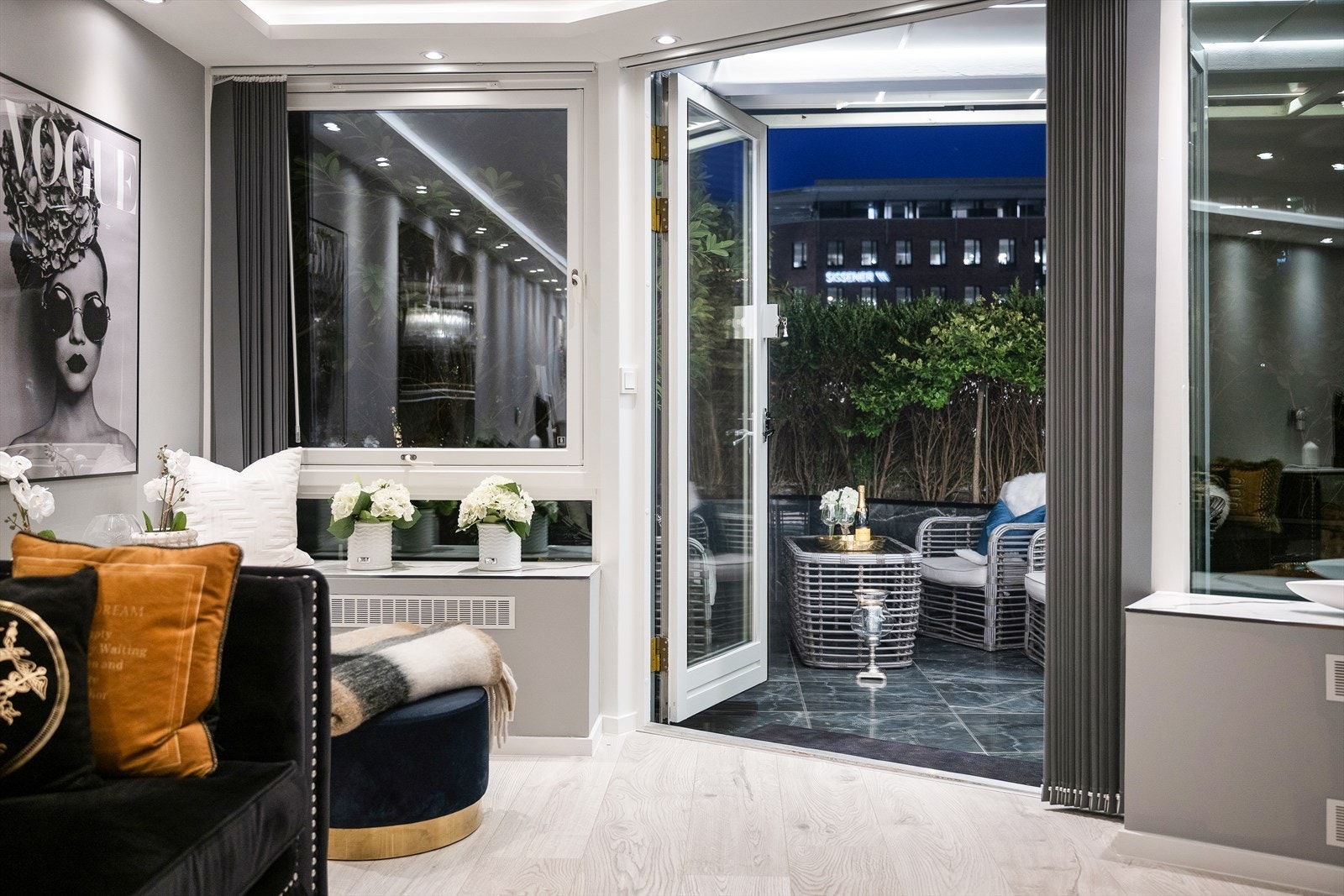 Utsynet mot den grønne og private terrassen gir en følelse av ro. Galleribilde