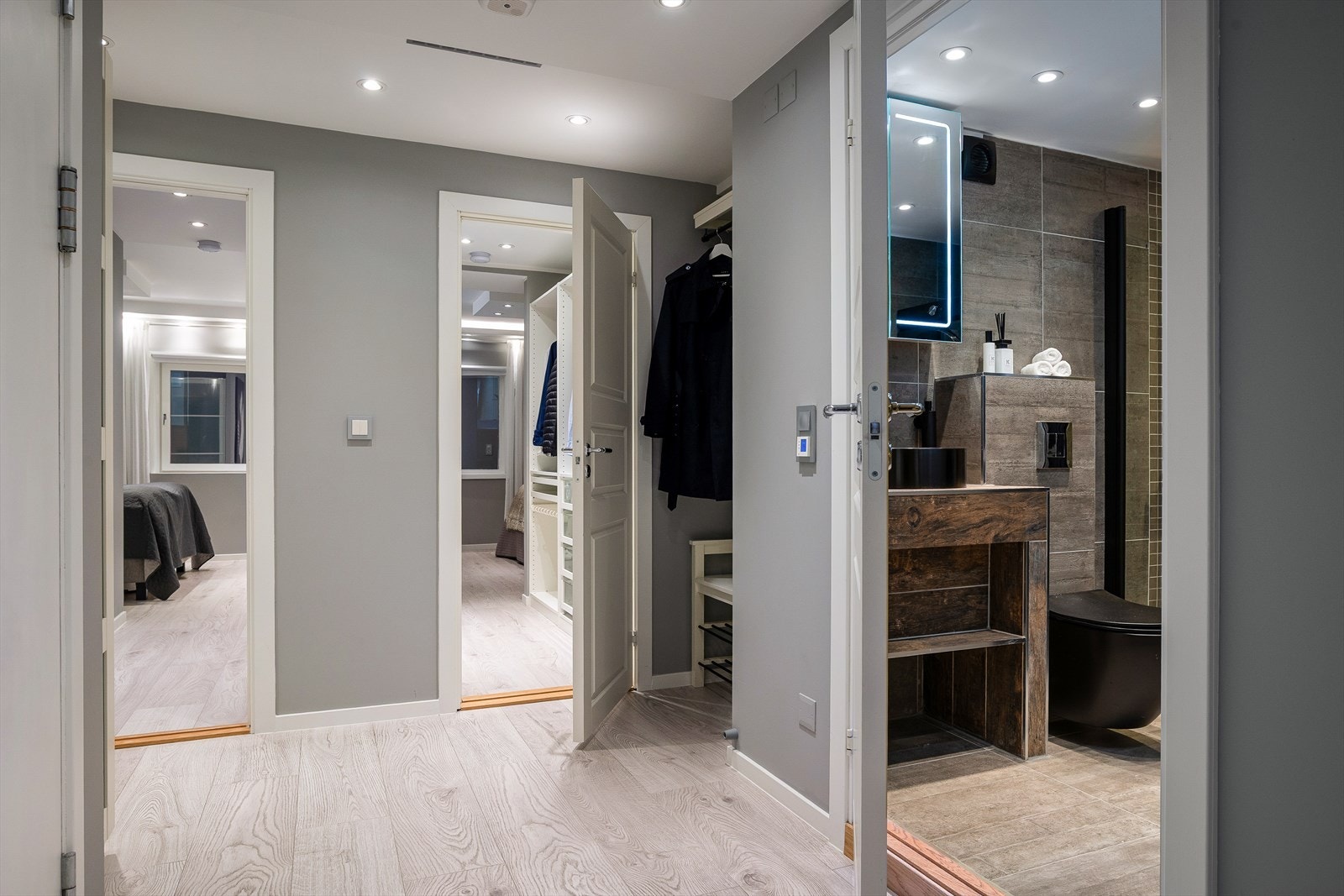 Gangen binder rommene sammen og har gjennomgående laminatgulv og innfelte spotter i himling. Galleribilde