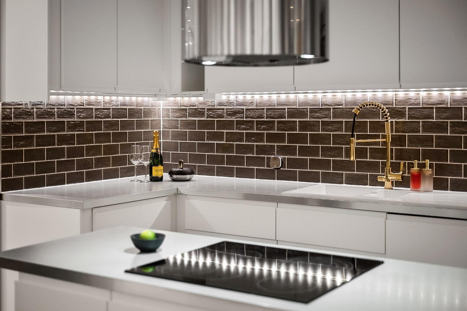 Kjøkkenøya gir ekstra arbeids- og oppbevaringsplass. Galleribilde