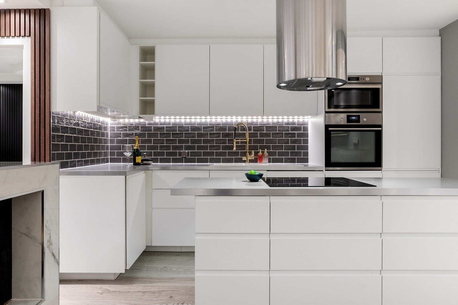 Kjøkkenet har en funksjonell utforming med god plass til matlaging. Galleribilde