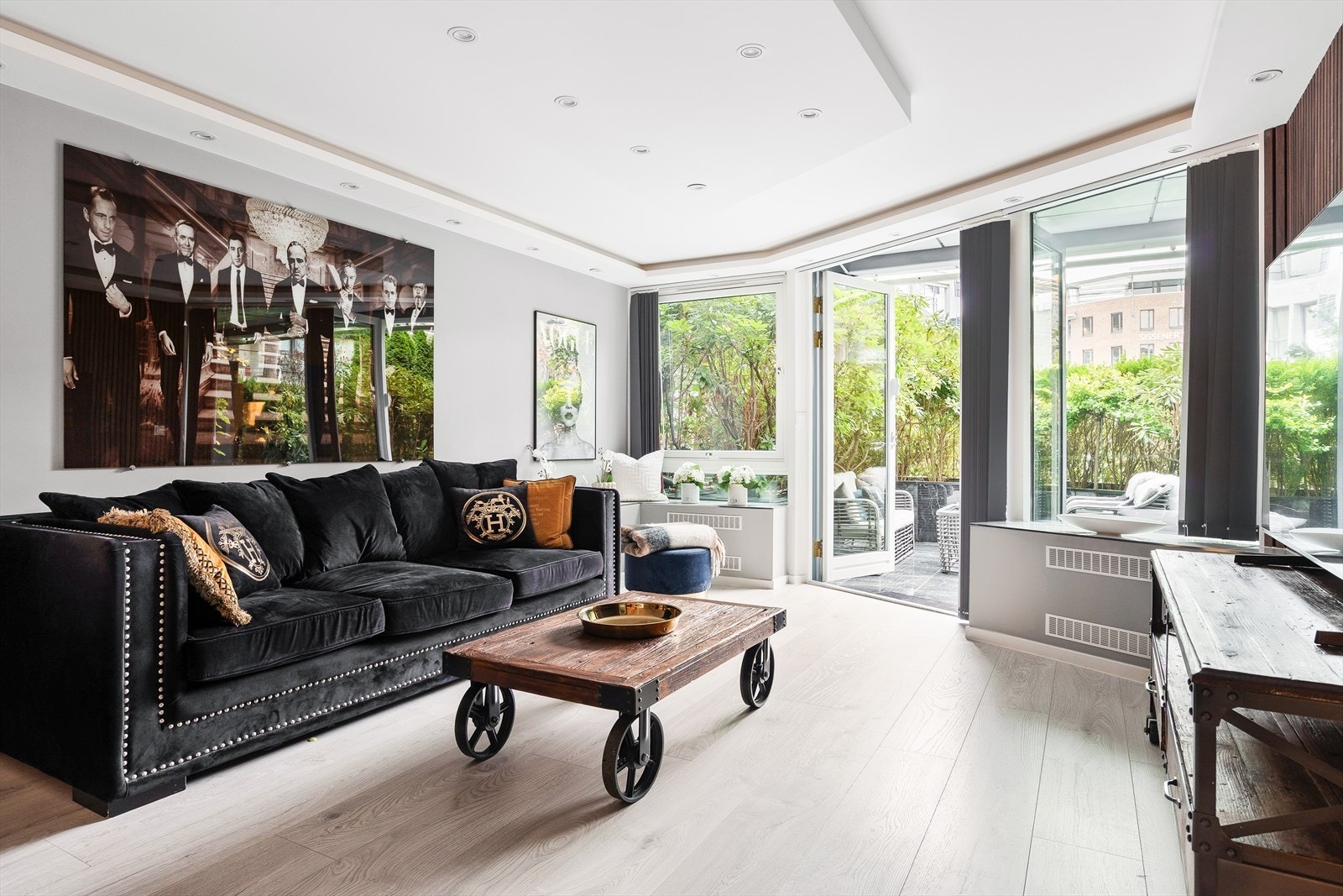 Stuen er et sentralt rom med god plass og direkte tilknytning til uteområdet. Galleribilde