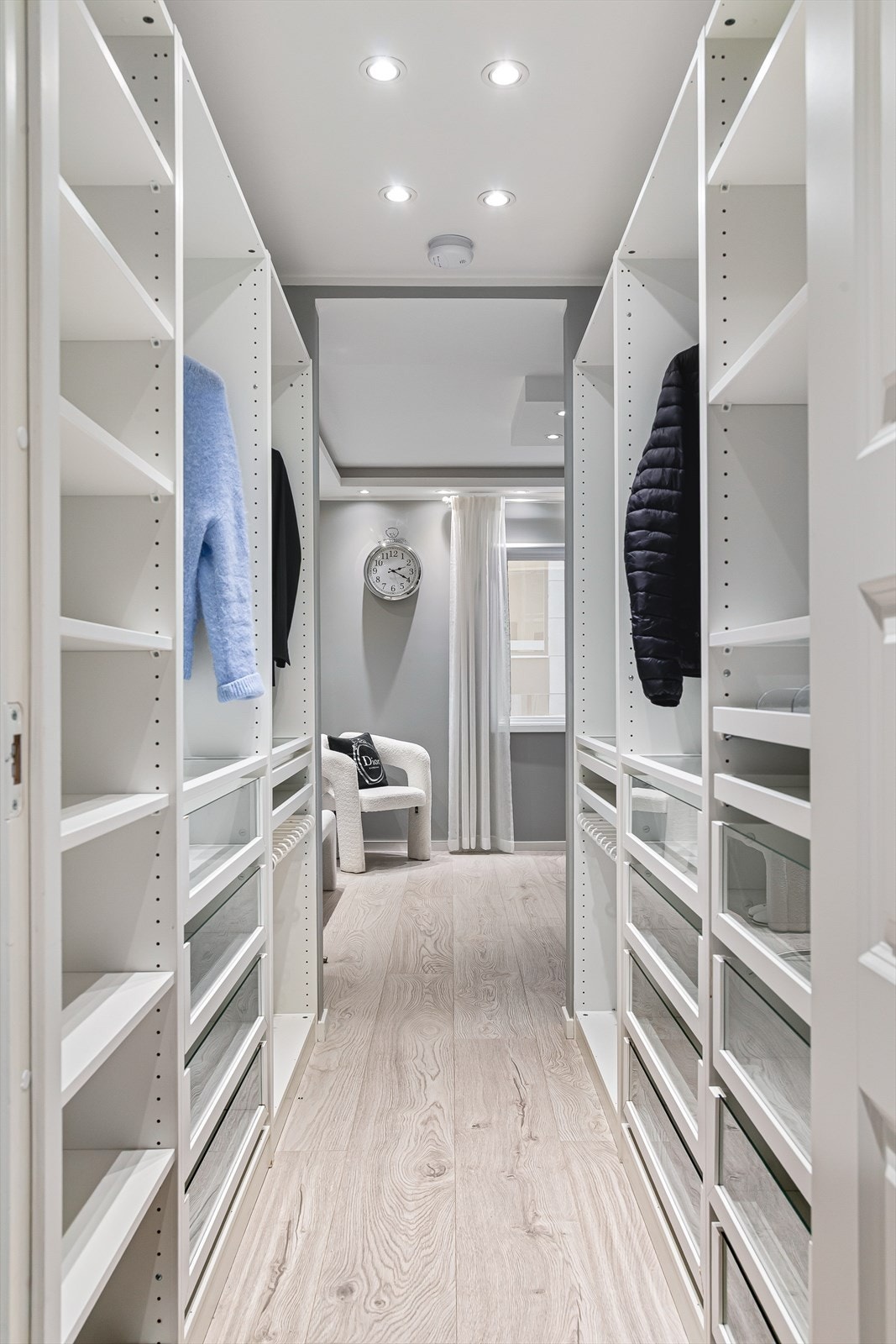 Fra garderoben ser man tilbake mot kjøkkenet, noe som illustrerer den gode flyten. Galleribilde