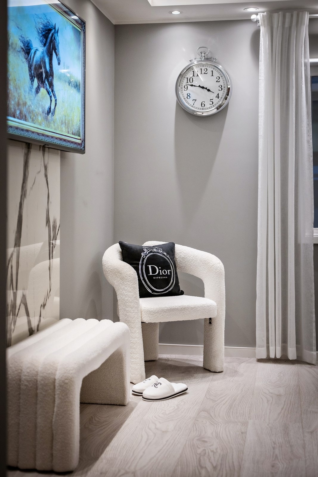 Stilrent og påkostet hjørne med eksklusive detaljer - et lunt og gjennomført rom med kvalitets materialer og moderne uttrykk. Galleribilde