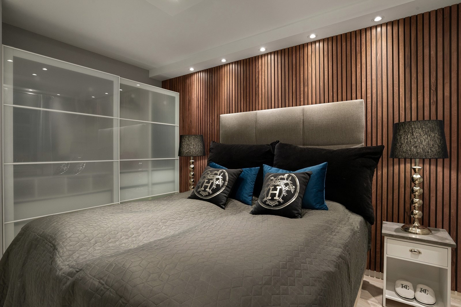 Rommet er utstyrt med en stor garderobeløsning med skyvedører. Galleribilde