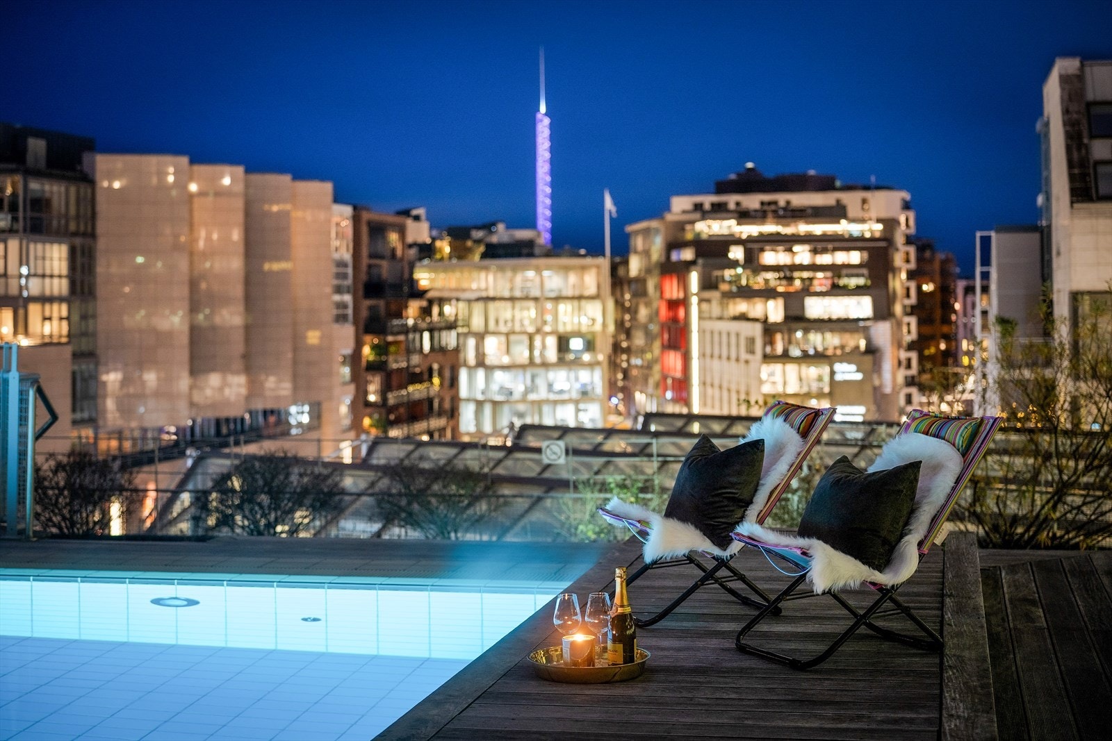 Her kan man nyte utsikten over Aker Brygge og bylivet fra bassengkanten. Galleribilde